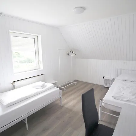 Grosses Haus Mit Garten Fuer 10 Gaeste Casa de Férias Weyhausen